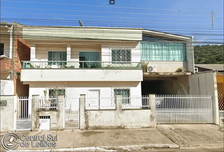 Imóvel de 2 pavimentos, com área construída de aprox. 272,00m², bairro Jardim Bela Vista, em Camboriú/SC