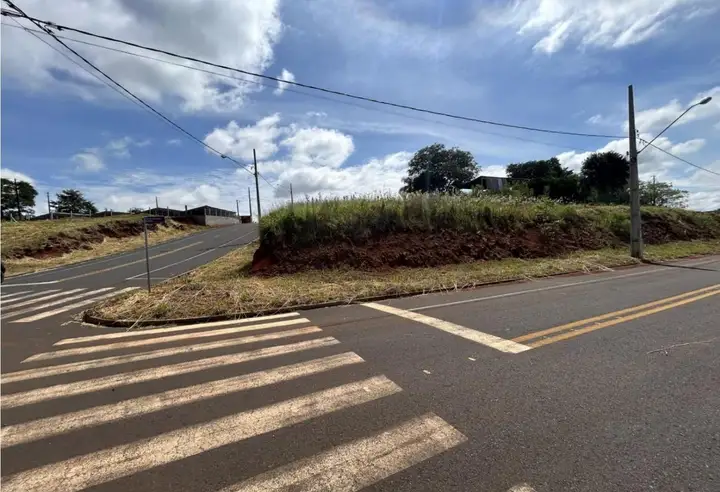Terreno Urbano de esquina - Próximo ao novo contorno, ruas asfaltadas, parte alta, área em ascensão e valorização <st