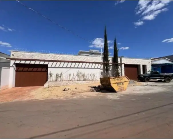 Nerópolis/GO - Centro - Casa em terreno de 911m²
