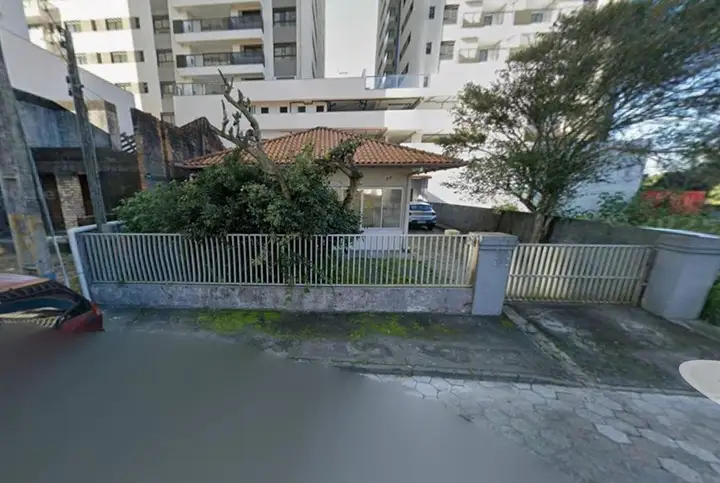 Terreno com área de 240m², contendo uma casa com área de 96,75m², Balneário Piçarras/SC Matrícula nº 2