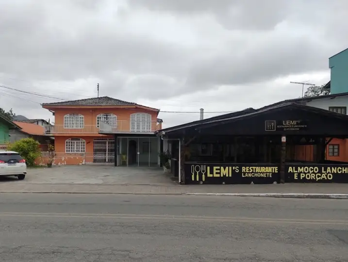 FRAÇÃO DE 50% DE UM TERRENO (BENFEITORIAS NÃO AVERBADAS RESIDENCIAL/COMERCIAL) EM SÃO FRANCISCO DO SUL/SC