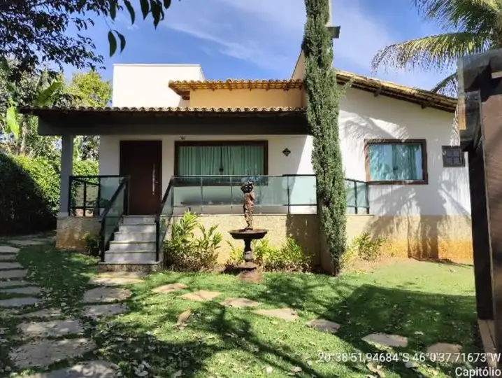 Casa - 311m² de área privativa, 485,6m² de área do terreno, com vaga de garagem - CAPITOLIO/MG