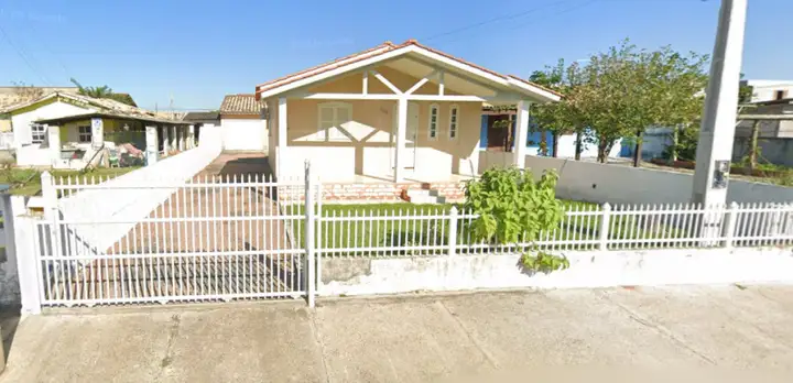 CASA NA RUA ISMAEL DOS SANTOS LOCALIZADA PRÓXIMA AO POSTO 7 DA PRAIA DO RINCAO EM BALNEÁRIO RINCAO/SC